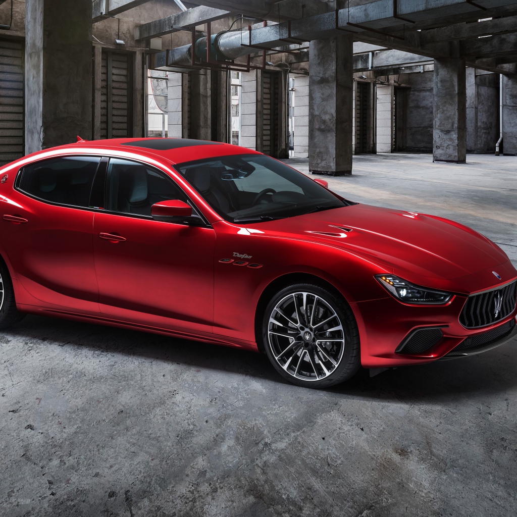 Красный автомобиль Maserati Ghibli Trofeo 2020 года на парковке 