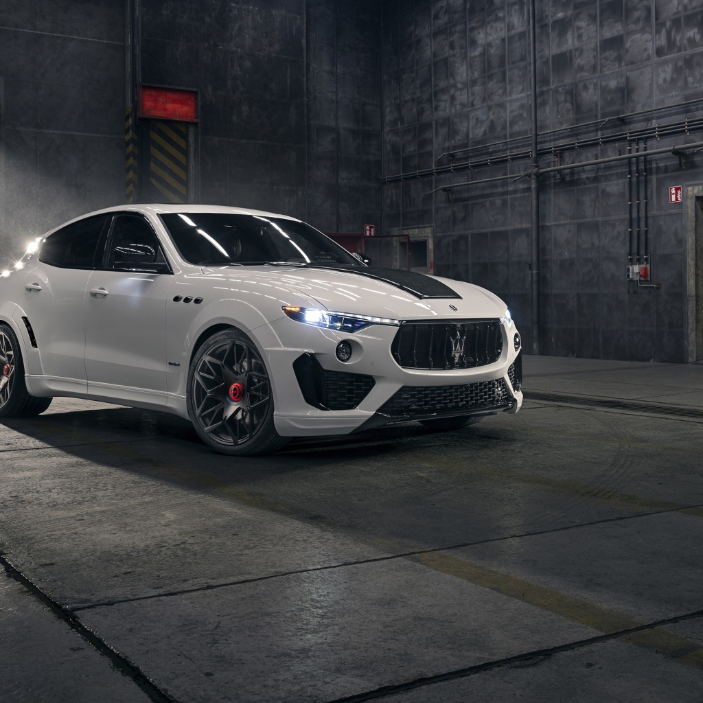 Автомобиль  Maserati Levante S Q4 GranSport Esteso V2 2020 года в ангаре