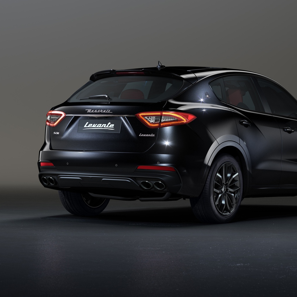 Черный  Maserati Levante S Q4, 2020 года вид сзади