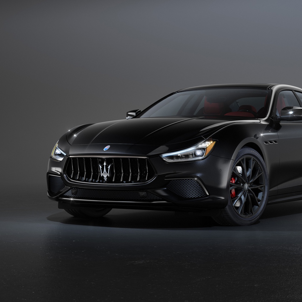 Черный автомобиль Maserati Ghibli S Q4, 2020 года на сером фоне