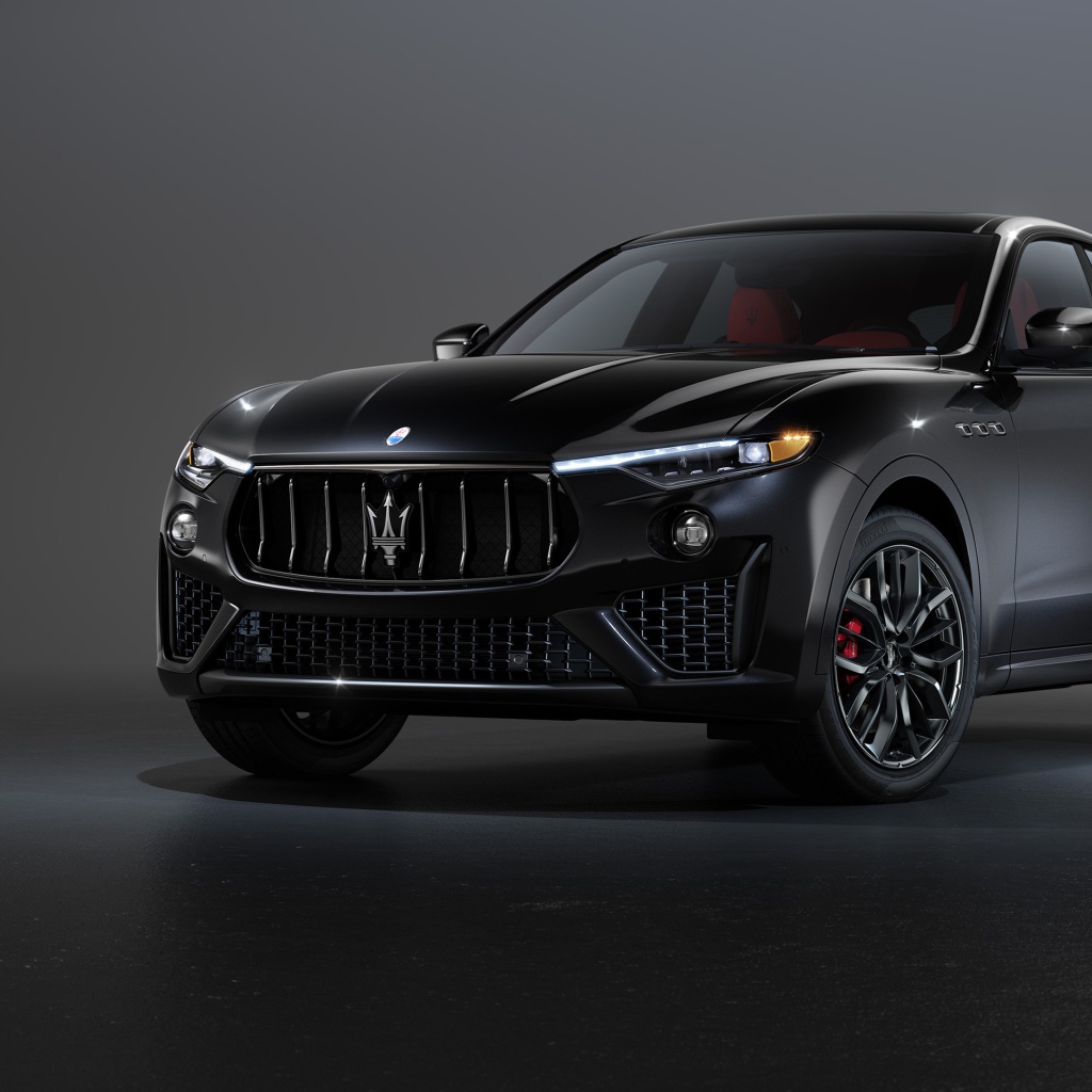 Черный автомобиль  Maserati Levante S Q4, 2020 года на сером фоне