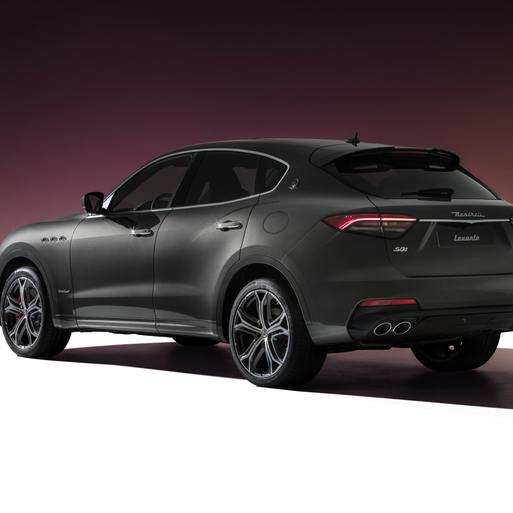 Дорогой автомобиль Maserati Levante S Q4 GranSport 2021 года вид сзади