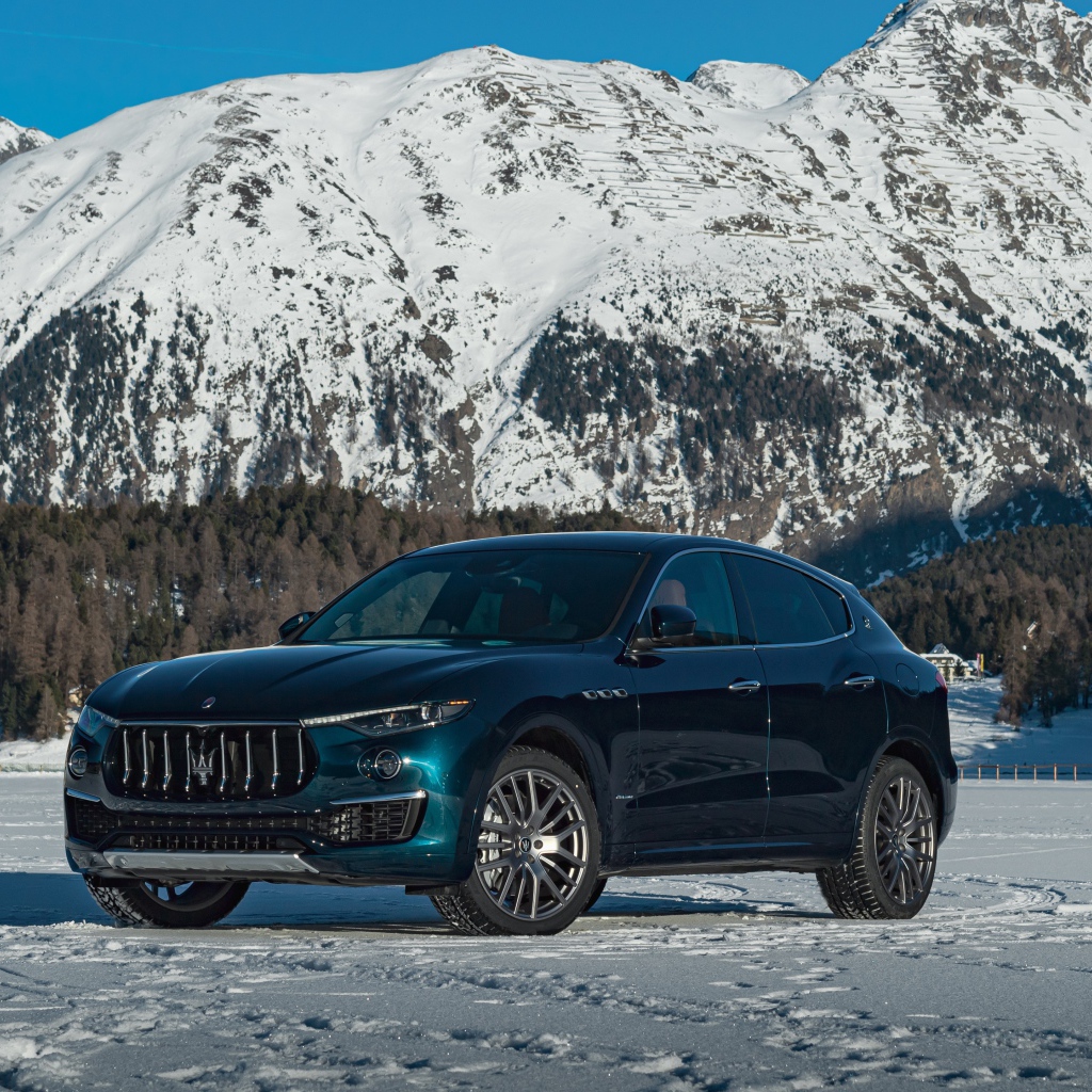 Дорогой автомобиль Maserati Levante GranLusso Royale 2020 года на фоне гор 