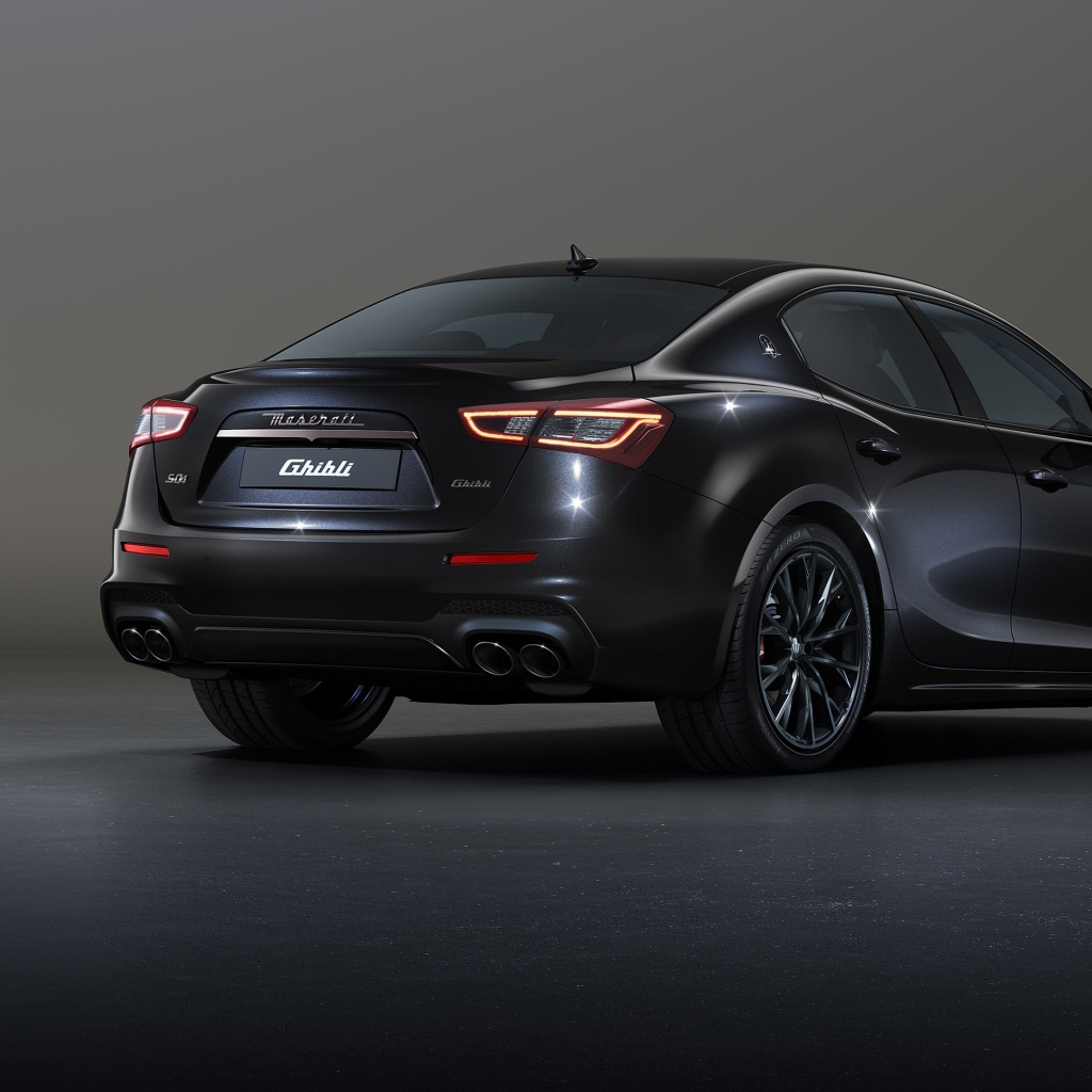 Автомобиль  Maserati Ghibli S Q4 GranSport Edizione Ribelle, 2020 года вид сзади