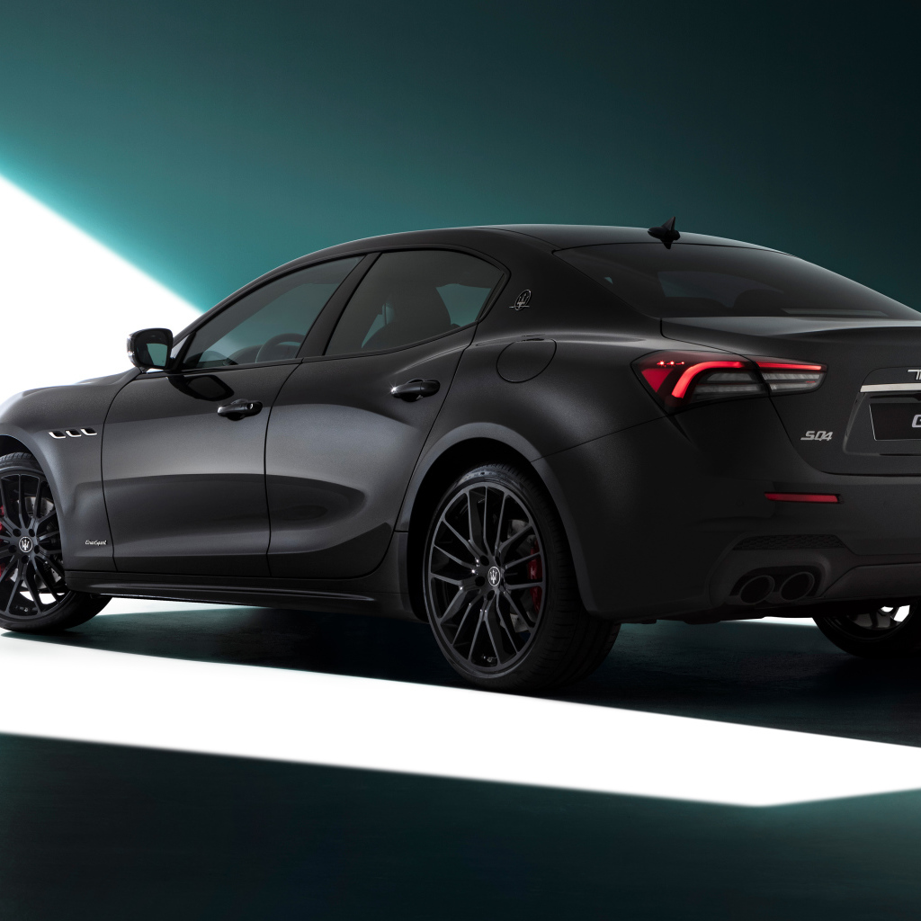 Автомобиль Maserati Ghibli S Q4, 2021 года вид сзади