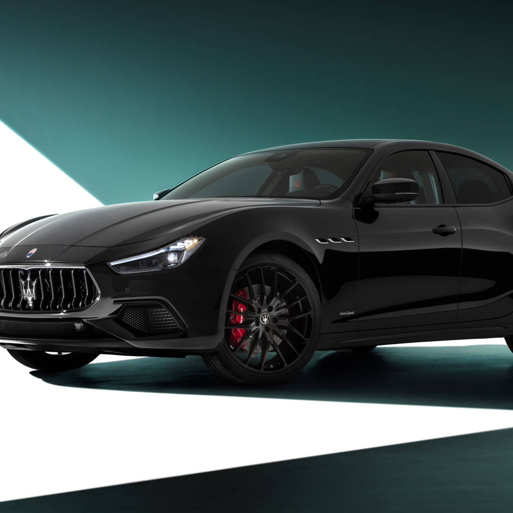 Стильный дорогой автомобиль Maserati Ghibli S Q4 GranSport Nerissimo Pack 2021 года