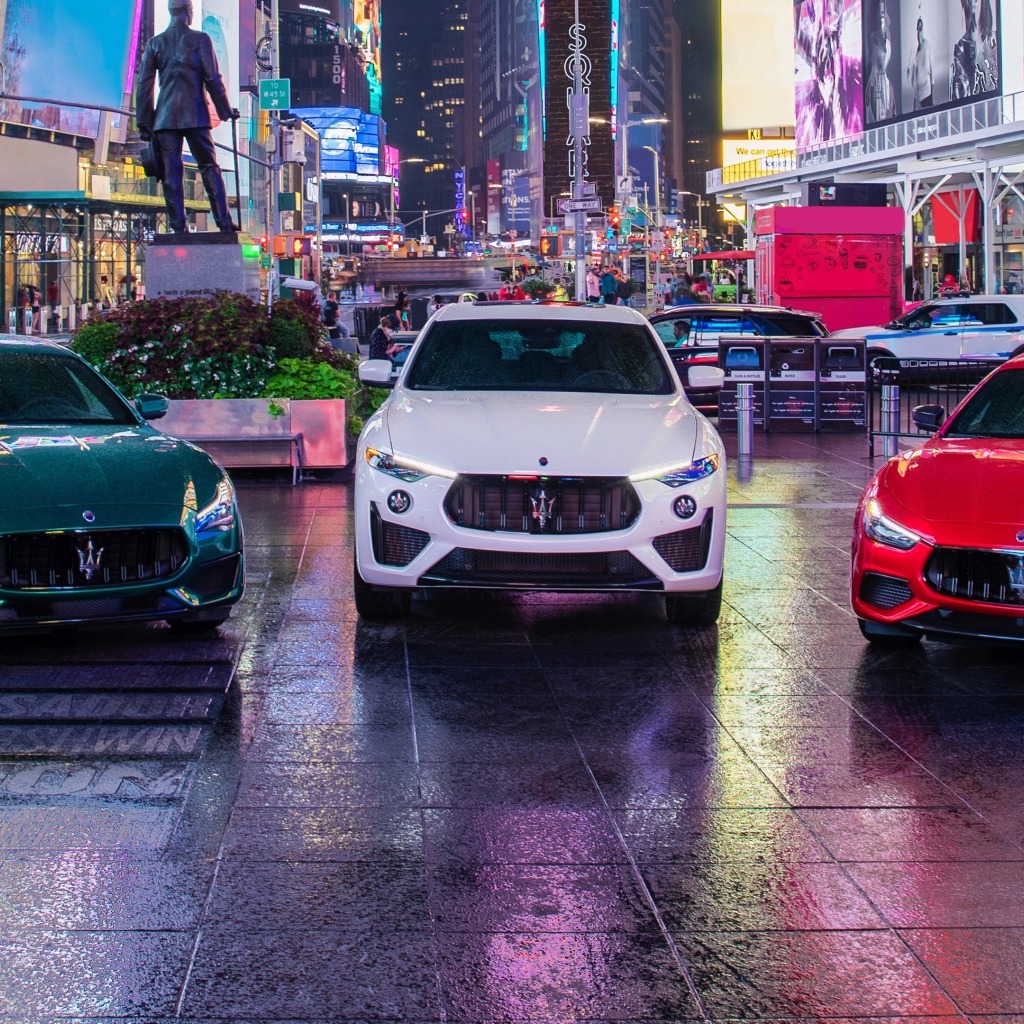 Три автомобиля  Maserati MC20, 2021 года в городе