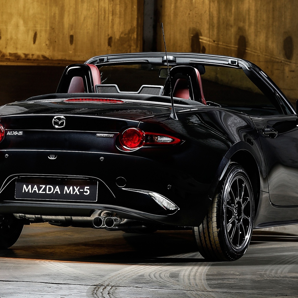 Черный кабриолет Mazda MX-5 Eunos Edition 2020 года вид сзади