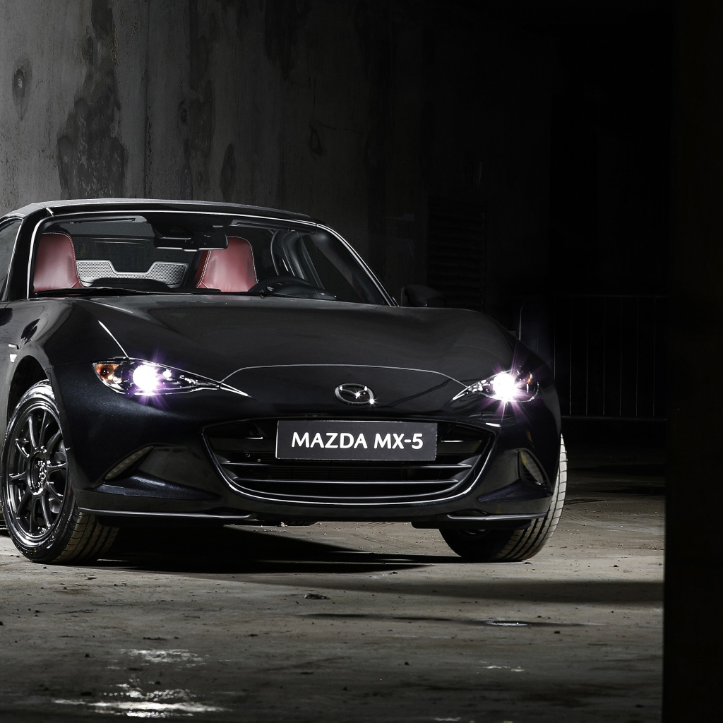 Черный автомобиль Mazda MX-5 Eunos Edition 2020 года с включенными фарами