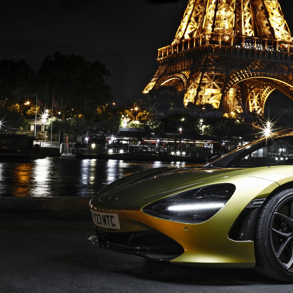 Автомобиль McLaren 720S Spider, 2019 года у Эйфелевой башни 