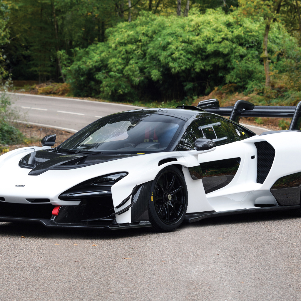 Белый спортивный автомобиль McLaren Senna GTR 2019 года на дороге