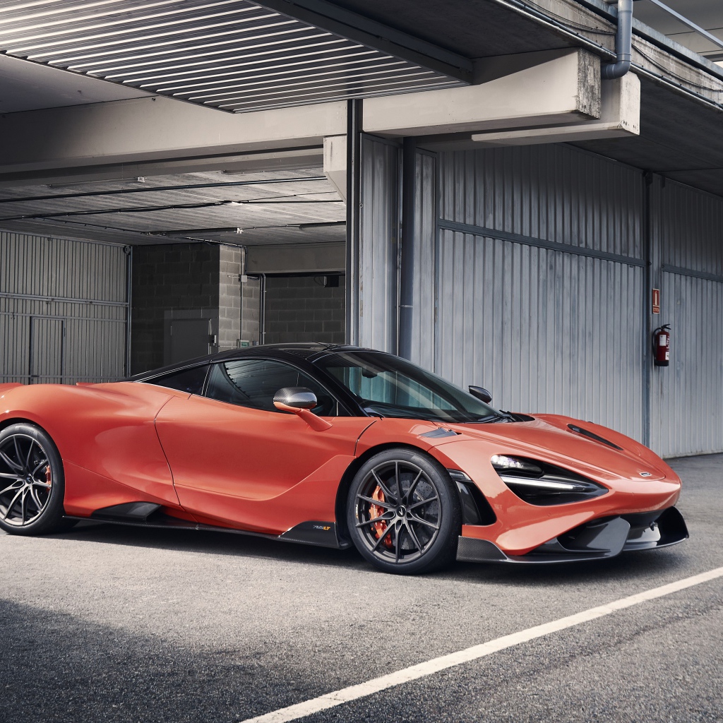 Автомобиль McLaren 765LT 2020 года выезжает из гаража 