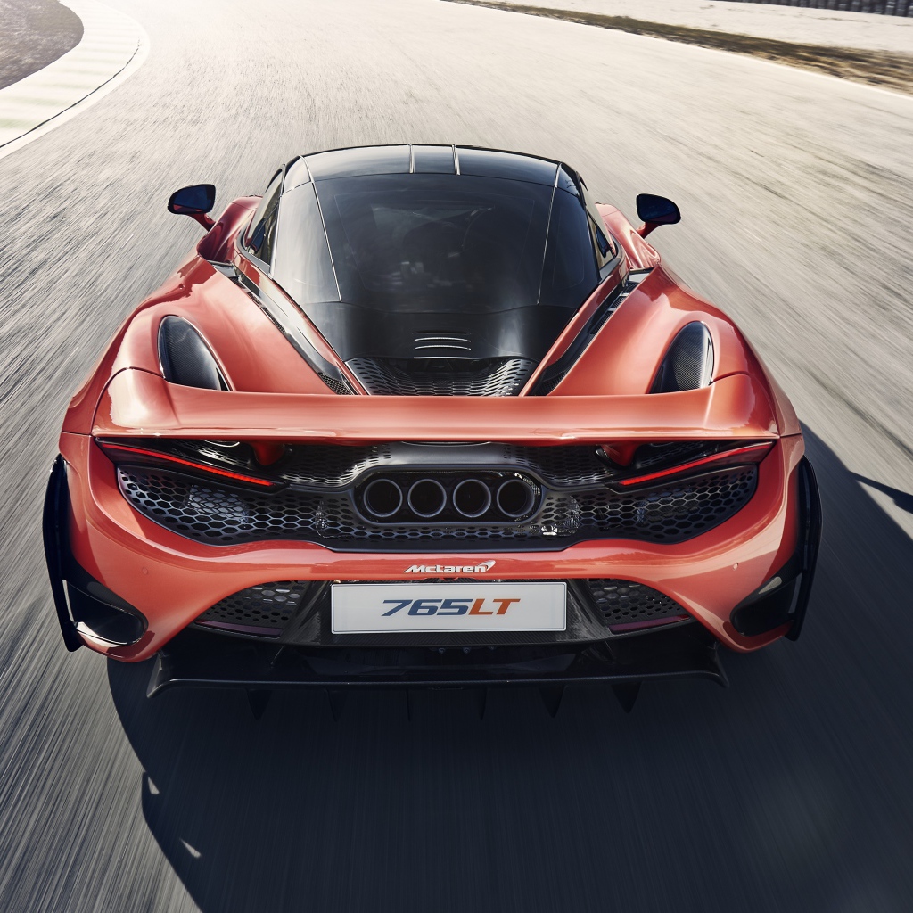 Автомобиль McLaren 765LT 2020 года вид сзади