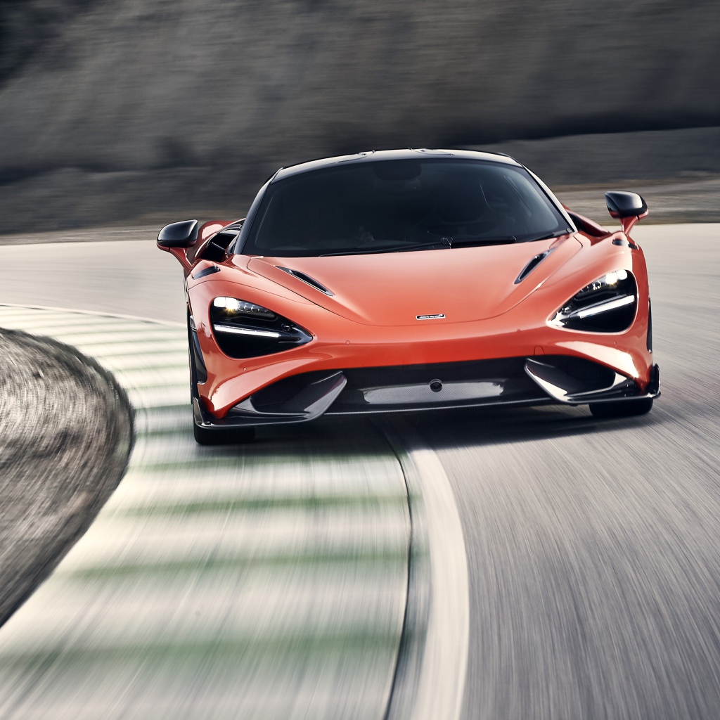 Спортивный автомобиль McLaren 765LT 2020 года на трассе 