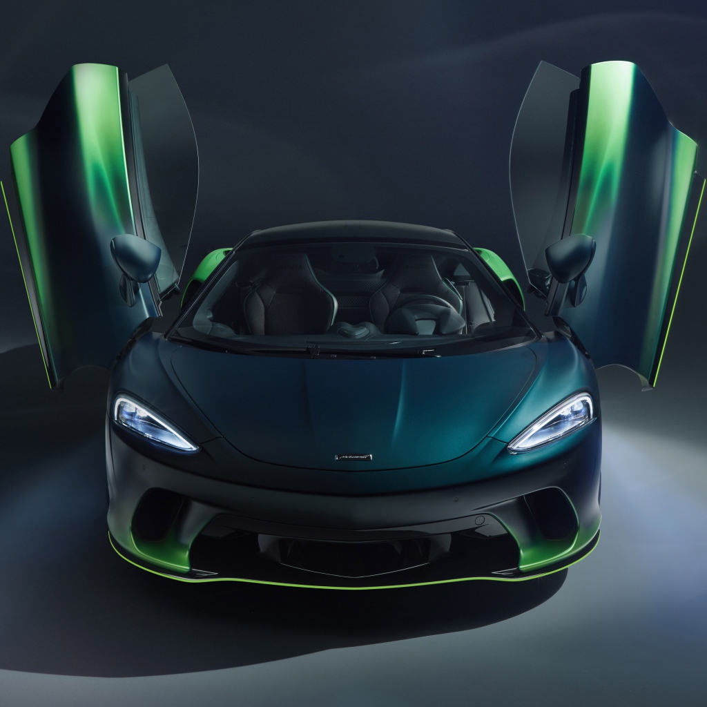 Автомобиль McLaren GT Verdant Theme By MSO 2020 года с открытыми дверями