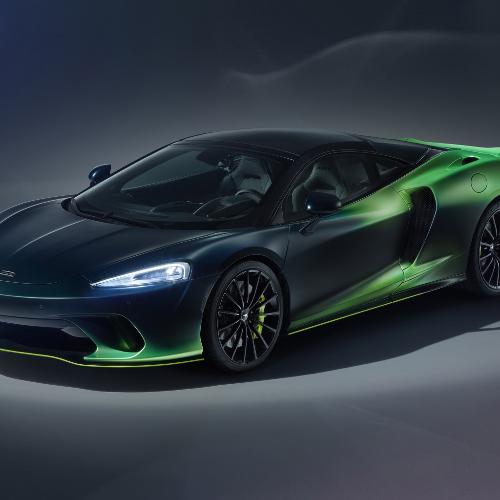 Автомобиль McLaren GT Verdant Theme By MSO 2020 года на сером фоне