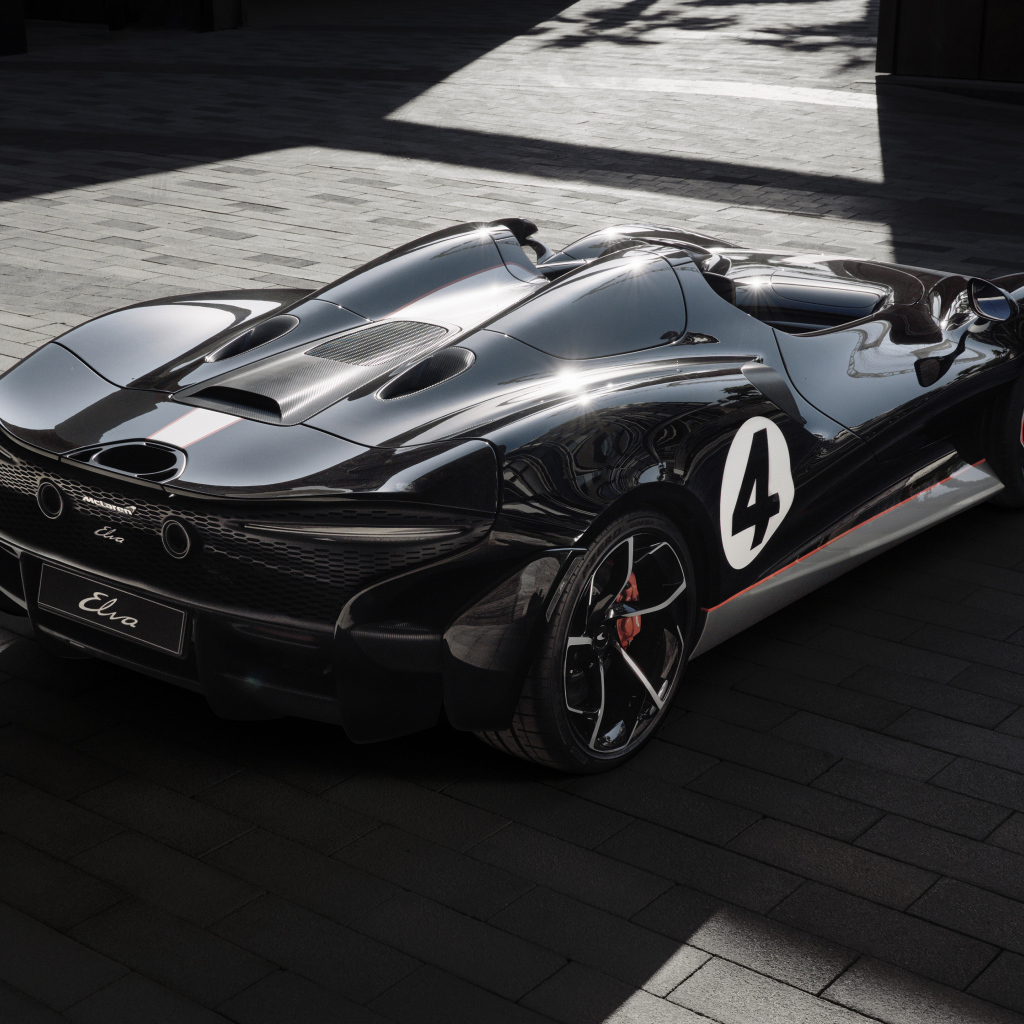 Черный спортивный автомобиль McLaren MSO Elva M1A Theme 2020 года вид сзади