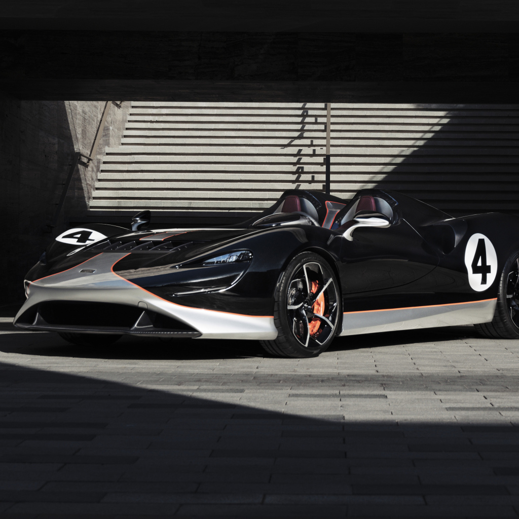 Спортивный McLaren MSO Elva M1A Theme 2020  года в лучах солнца