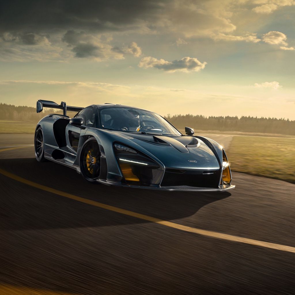 Гоночный автомобиль  McLaren Senna 2020 года на фоне заката 