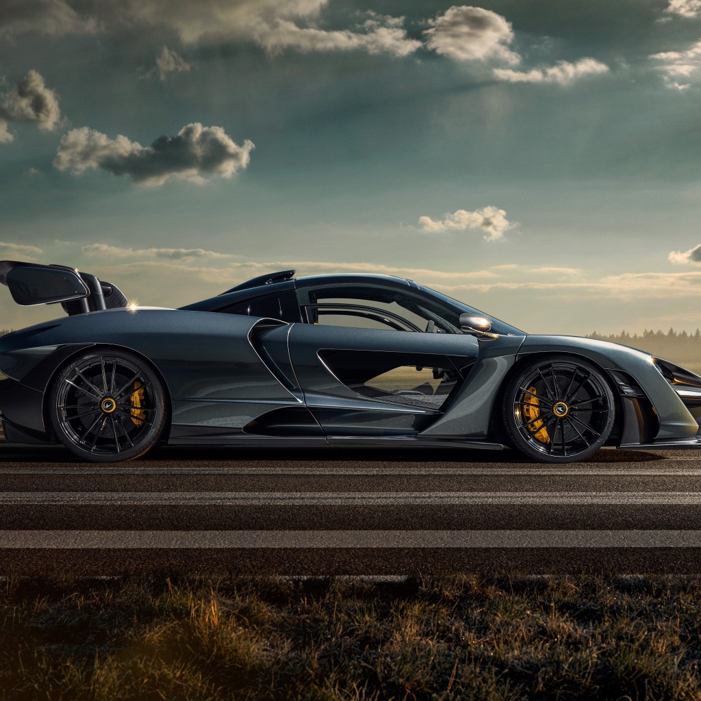 Автомобиль Novitec McLaren Senna 2020 года на фоне неба 