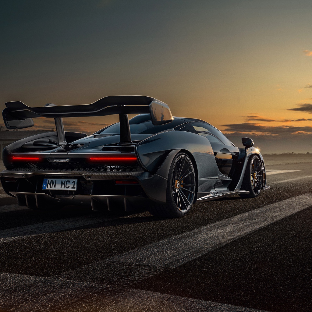 Гоночный автомобиль Novitec McLaren Senna 2020 года на трассе 