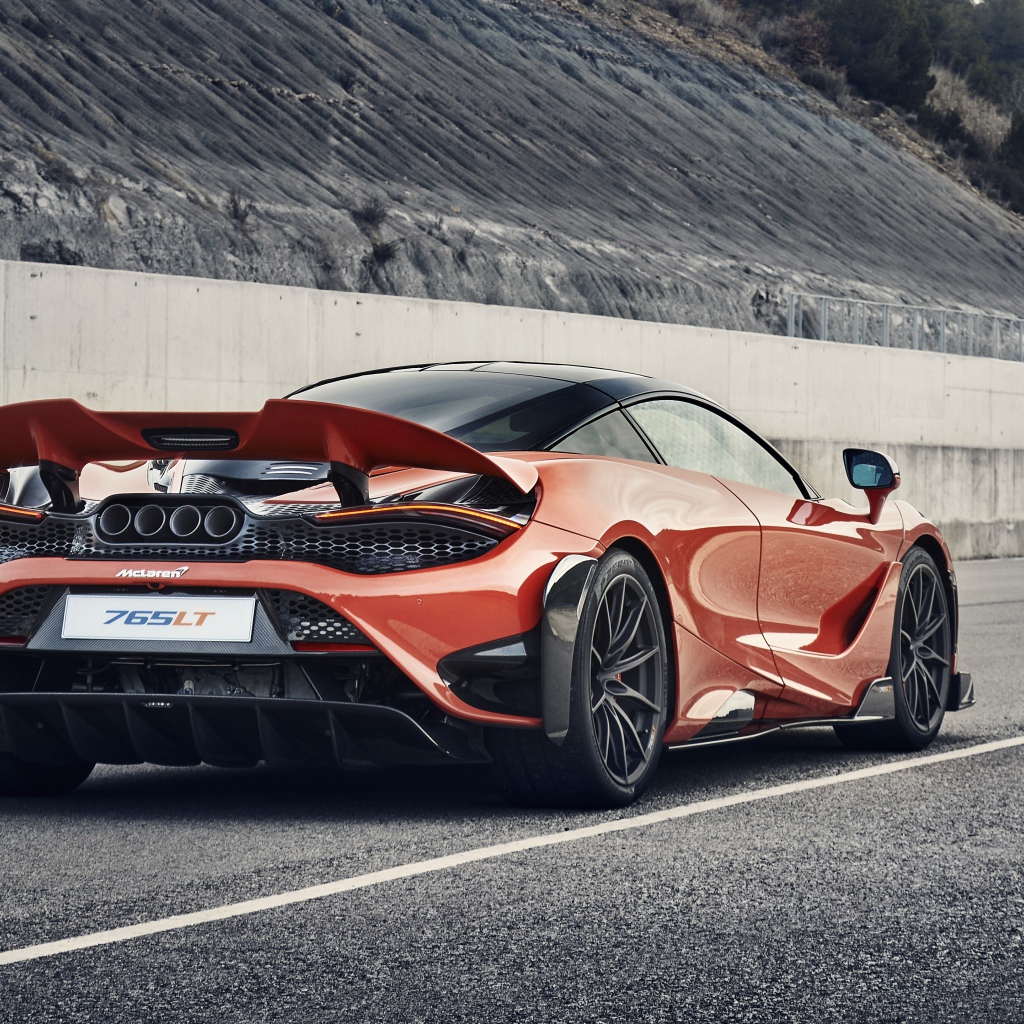 Красный спортивный автомобиль McLaren 765LT 2020 года 
