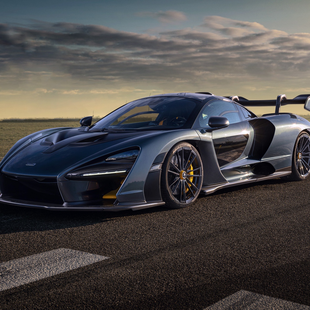 Серебристый гоночный автомобиль Novitec McLaren Senna 2020 года 