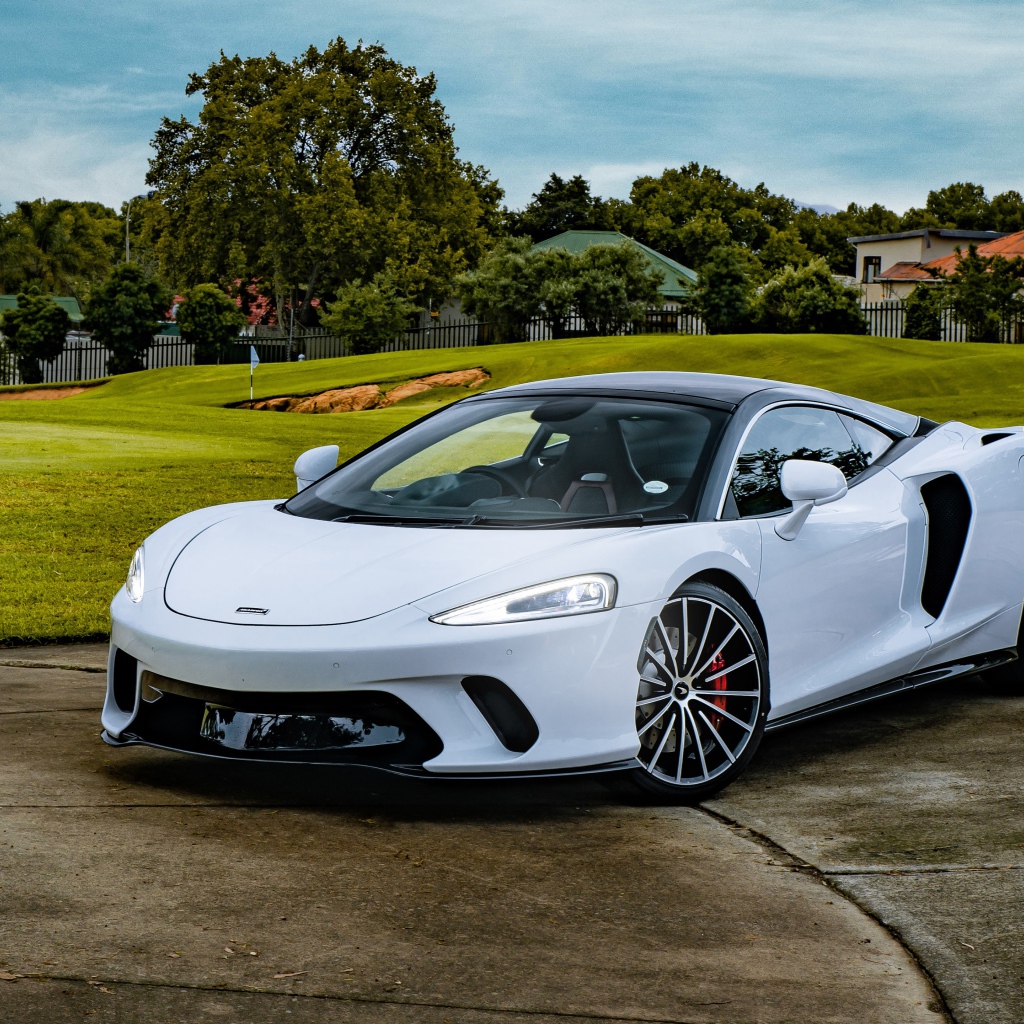 Белый спортивный автомобиль McLaren GT 2020 года 