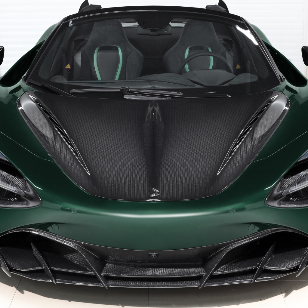 Зеленый автомобиль  McLaren 720S Spider Fury 2020 года вид спереди