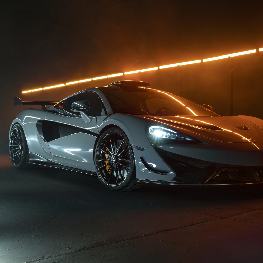 Серебристый спортивный автомобиль McLaren 620R 2021 года