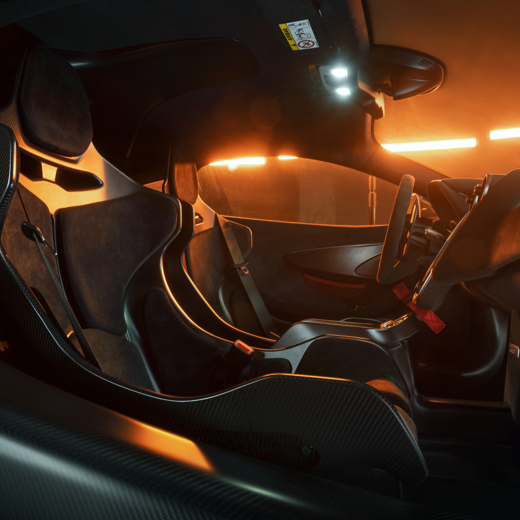 Черный салон автомобиля McLaren 620R 2021 года