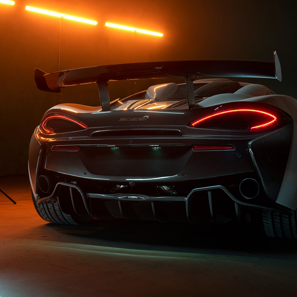 Автомобиль McLaren 620R 2021 года вид сзади