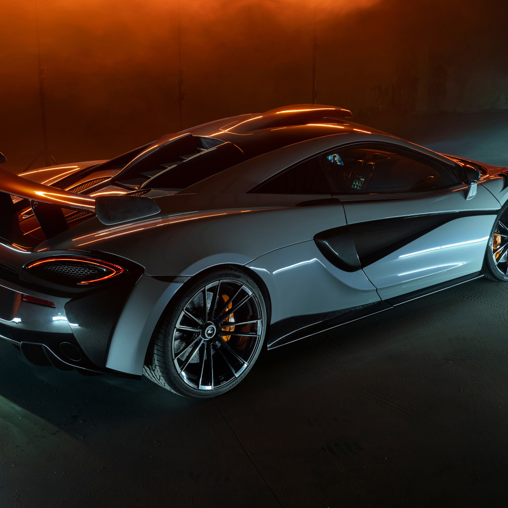 Спортивный автомобиль  McLaren 620R 2021 года вид сзади