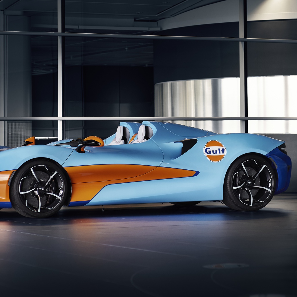 Спортивный автомобиль McLaren Elva Gulf Theme By MSO 2021 года у стеклянной стены 