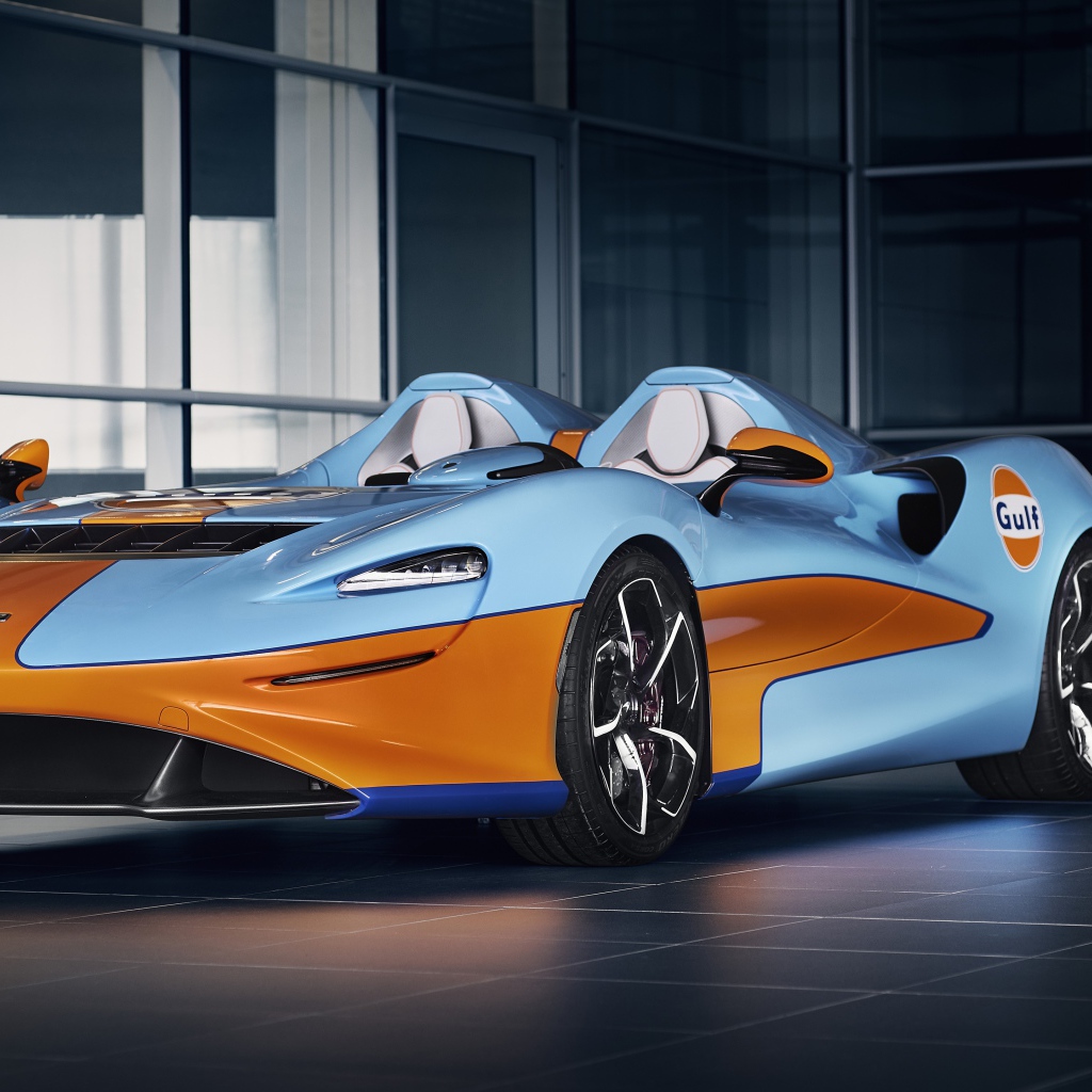 Спортивный автомобиль McLaren Elva Gulf Theme By MSO 2021 года у здания 
