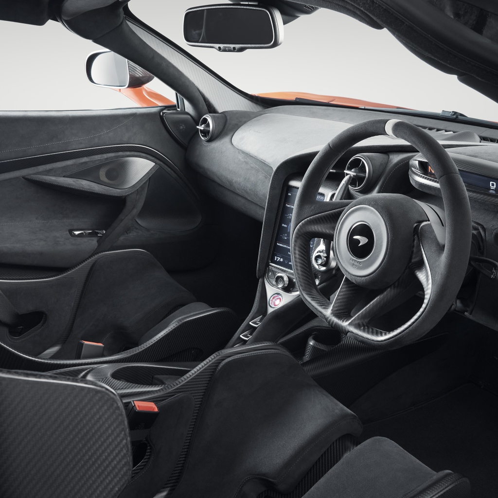 Черный салон автомобиля McLaren 765LT 2020 года 