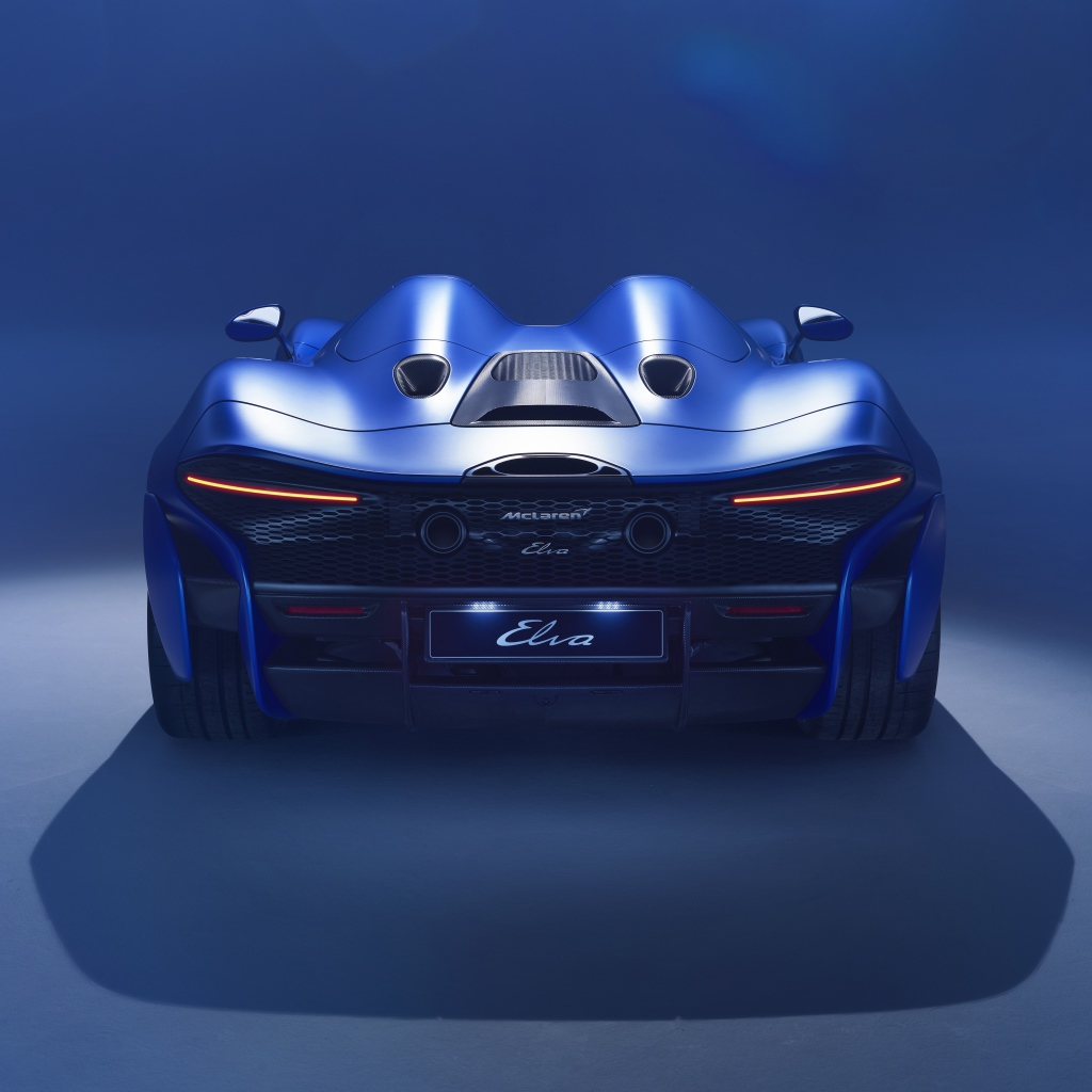 Синий автомобиль McLaren Elva 2020 года вид сзади