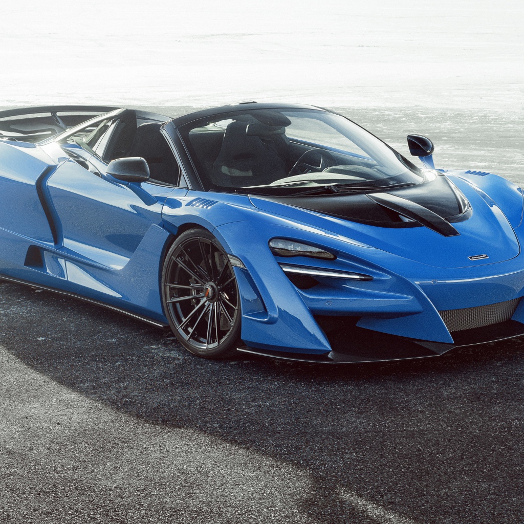 Синий автомобиль  McLaren 720S,  2020 года на асфальте 