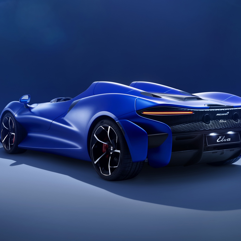 Синий автомобиль McLaren Elva,  2020 года на синем фоне
