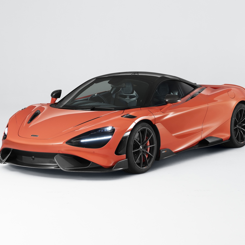 Автомобиль McLaren 765LT 2020 года на сером фоне