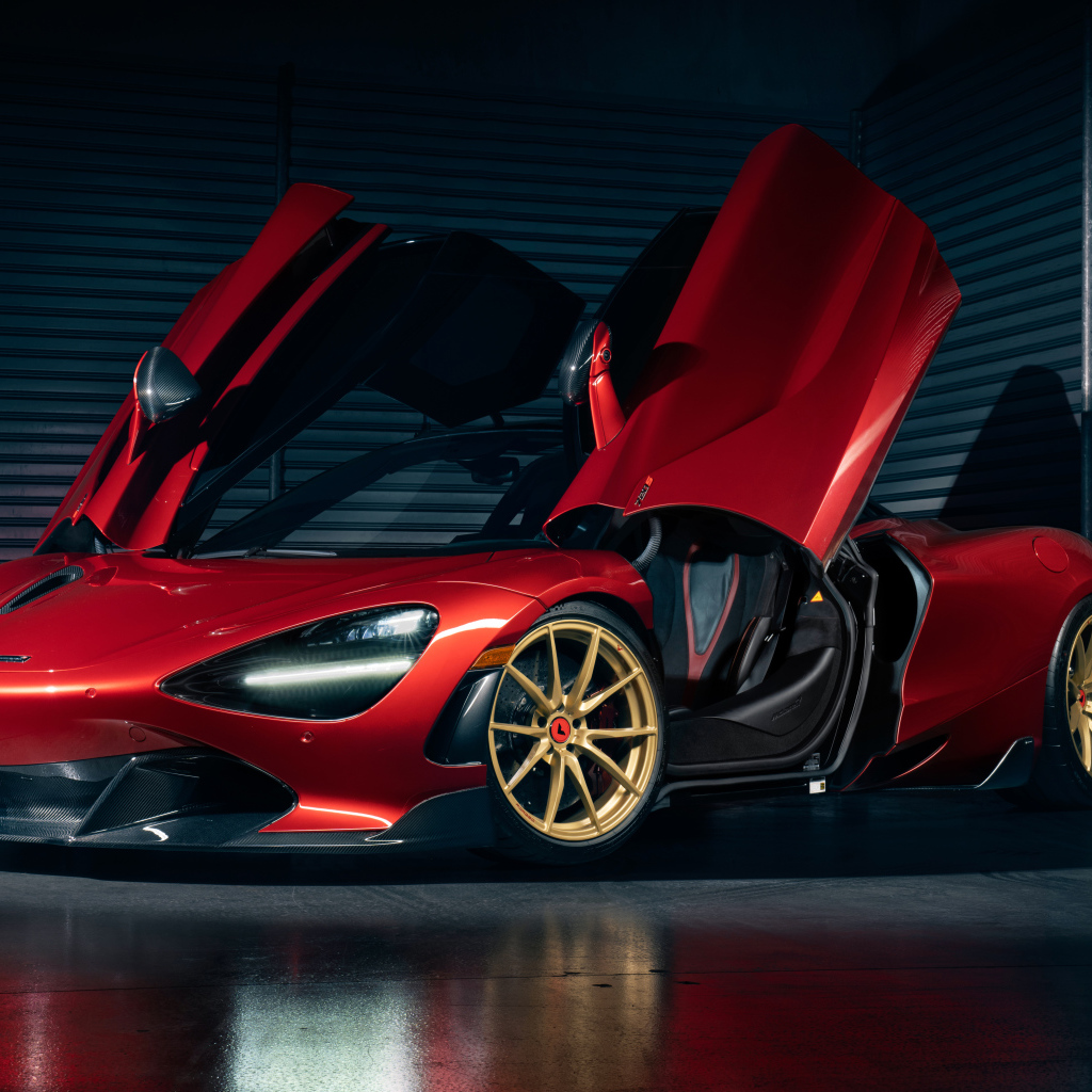 Быстрый автомобиль McLaren 720S с открытыми дверями