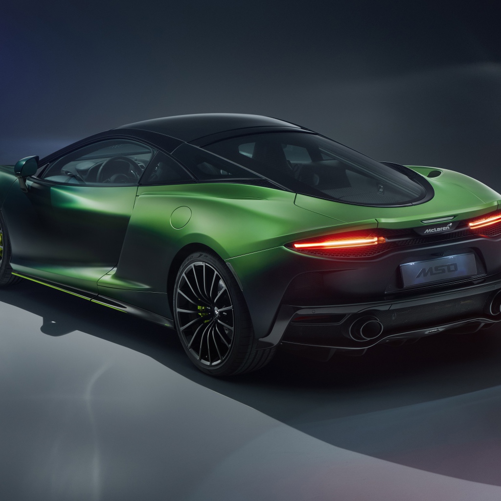Быстрый зеленый автомобиль McLaren GT Verdant, 2020 года на сером фоне