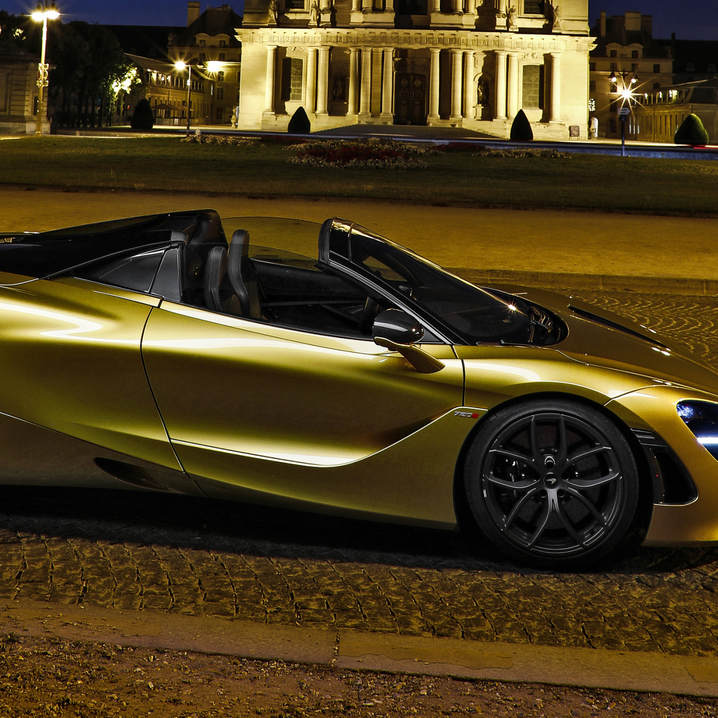 Золотистый спортивный автомобиль McLaren 720S, 2019 года на улице города