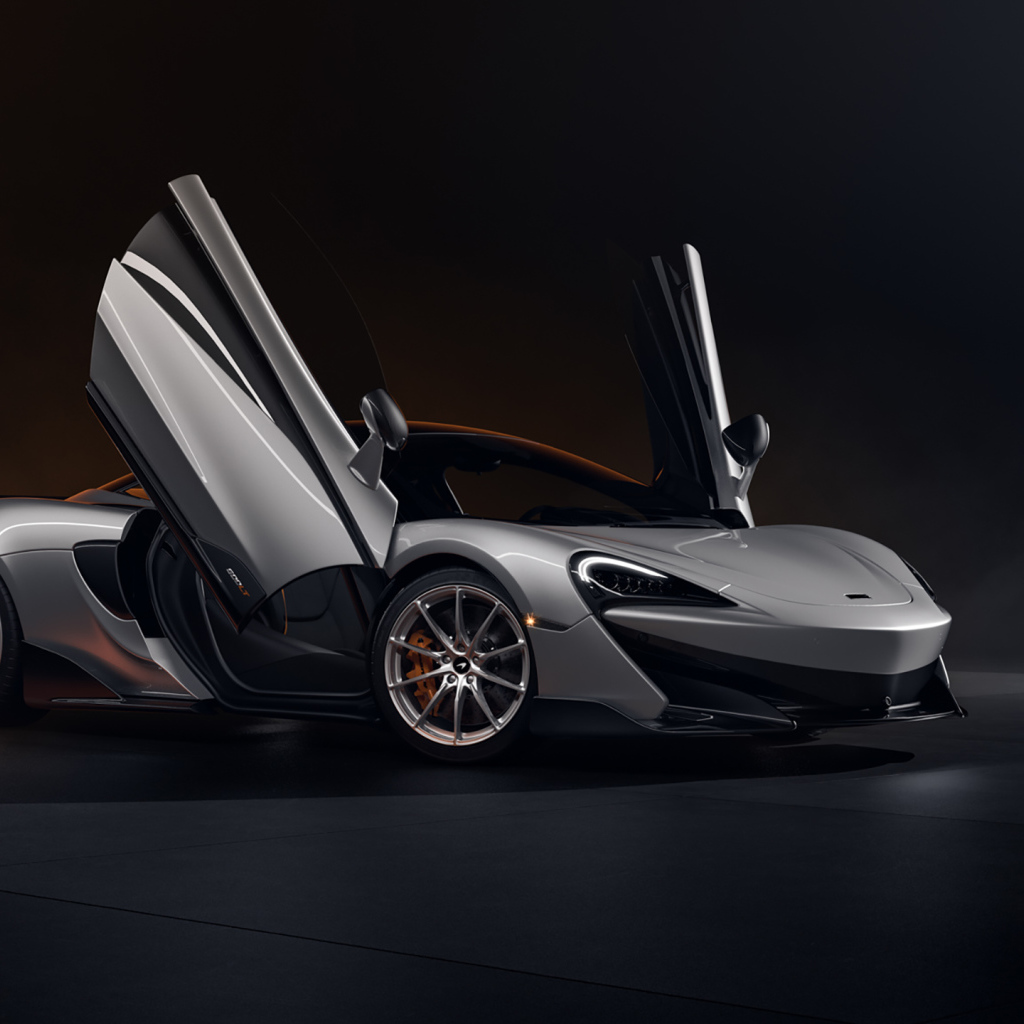 Серебристый спортивный автомобиль McLaren 600LT CGI с открытыми дверями