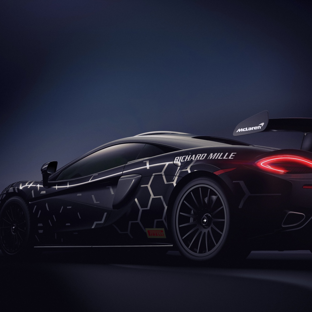 Автомобиль McLaren 620R года вид сзади