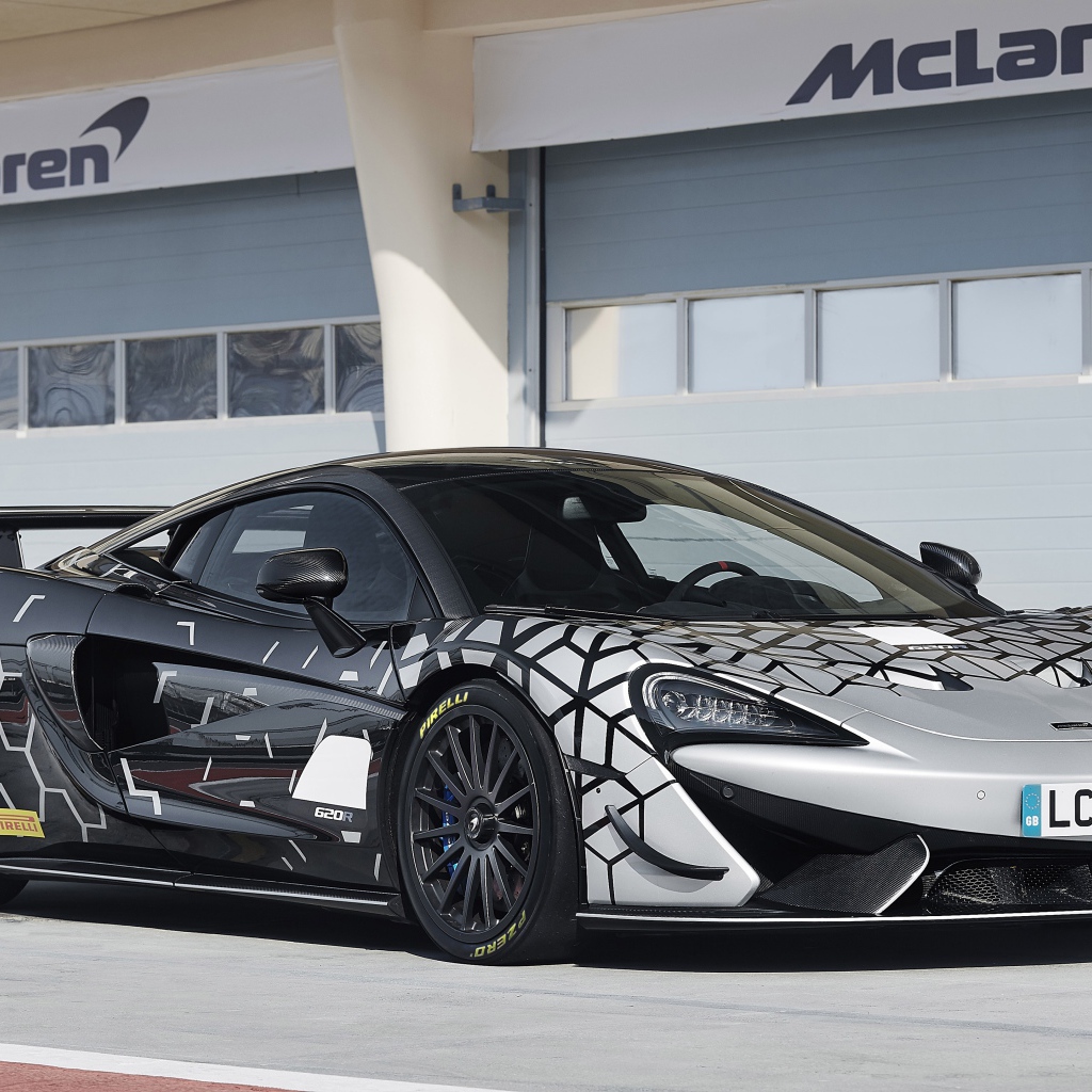 Гоночный автомобиль McLaren 620R у гаража