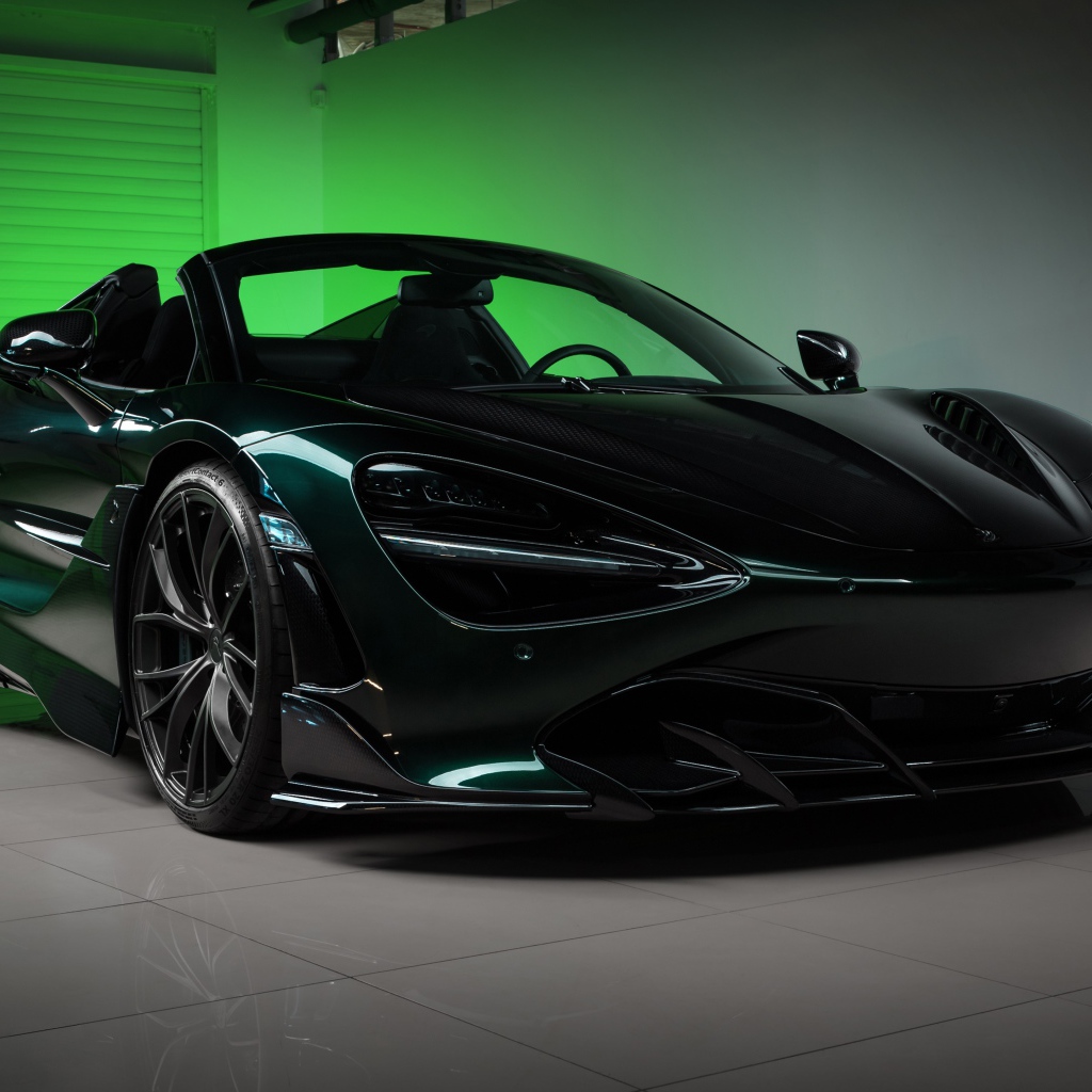 Черный спортивный автомобиль  McLaren 720S, 2020 года в гараже 