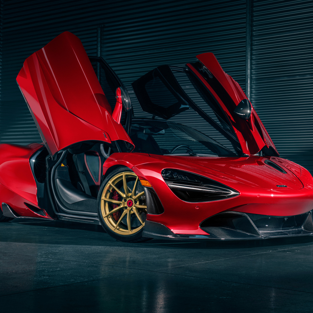 Автомобиль McLaren 720S на фоне серой стены