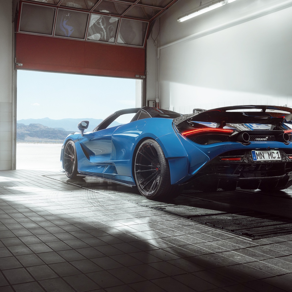 Спортивный автомобиль  McLaren 720S, 2020 года выезжает с гаража