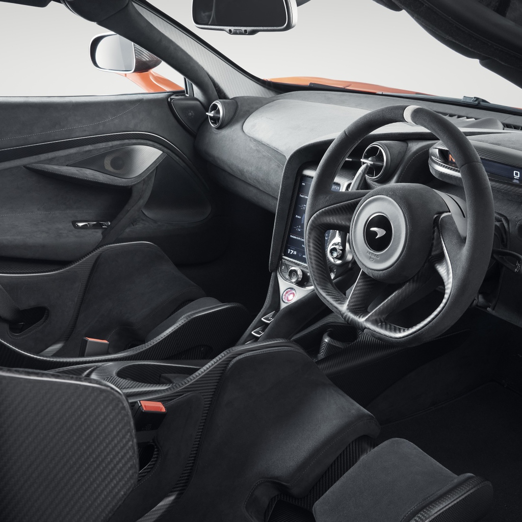 Черный кожаный салон автомобиля McLaren 765LT 2020 года